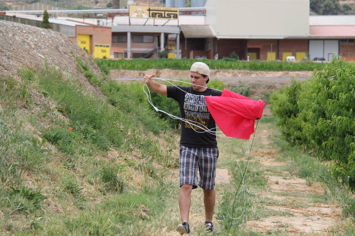 Yo, sujetando el paracaídas rojo