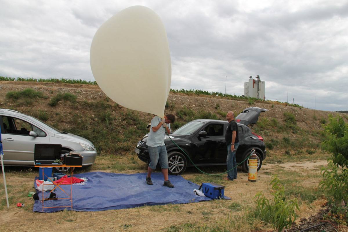 El montaje de la sonda junto al coche